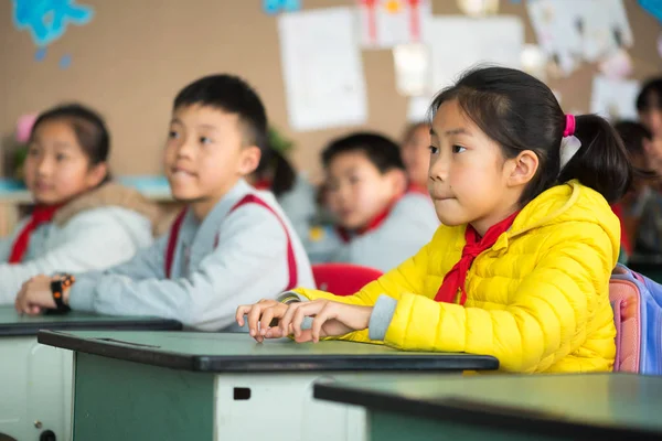 Kínai lány, egy osztályteremben — Stock Fotó