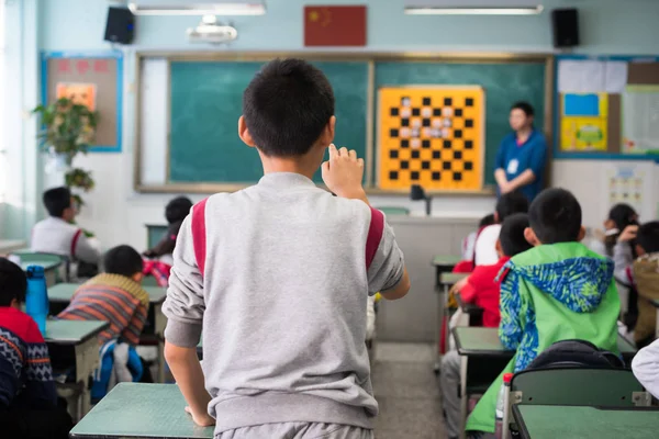 Kínai iskolás mutatva az ujját a bord — Stock Fotó