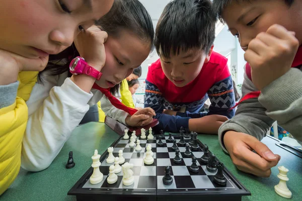 Kínai gyerekek sakkozni egy iskolában — Stock Fotó
