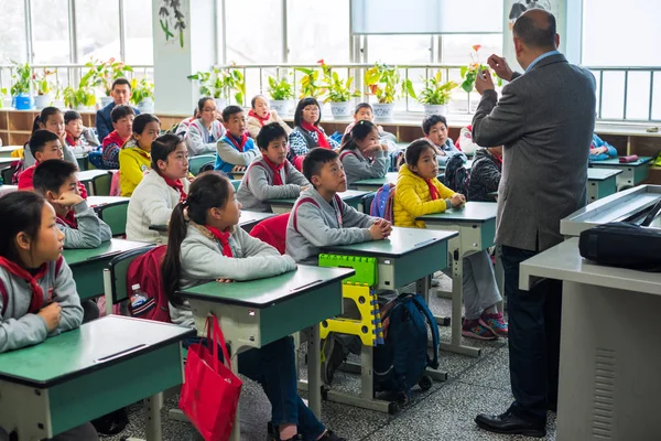 Gyerekek és a tanárok egy kínai osztályteremben — Stock Fotó