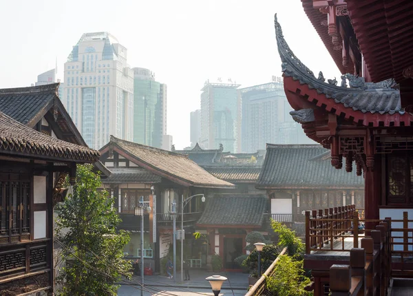 Casas chinas tradicionales y edificios modernos en el fondo —  Fotos de Stock