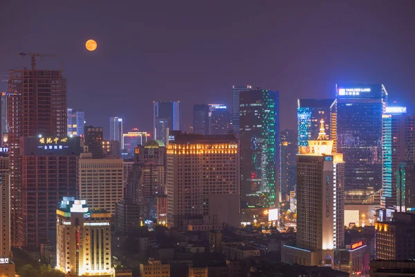 Chengdu skyline downtown w nocy przy pełni księżyca — Zdjęcie stockowe