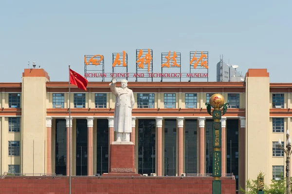 Estatua de Mao y bandera china — Foto de Stock