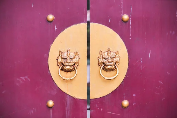 Arany kínai ajtó kopogtatók lila kapu — Stock Fotó