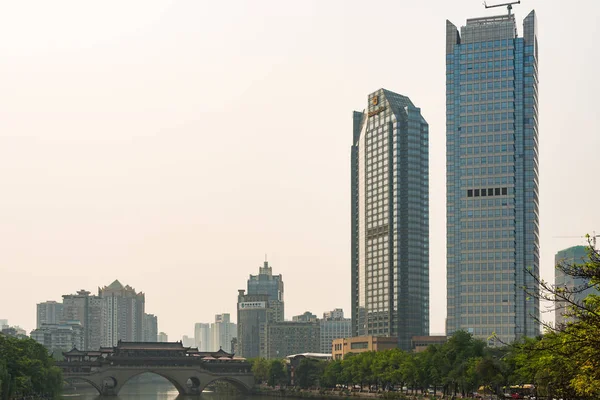 Chengdu anshun Brücke und Wolkenkratzer bei Tageslicht - China — Stockfoto