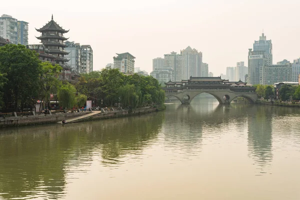 Chengdu anshun brücke und jinjiang fluss im tageslicht - china — Stockfoto