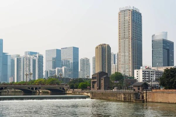Чэнду Цзиньцзян с небоскребами на заднем плане в день — стоковое фото