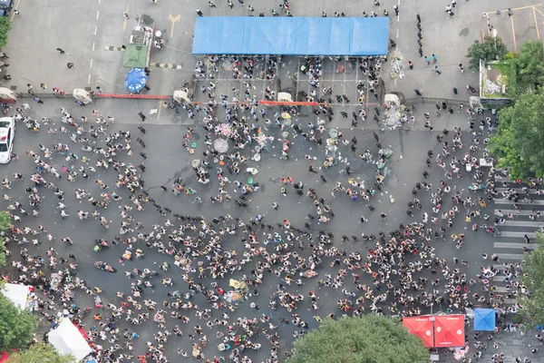 Chengdu - La multitud se desmaya para entrar en un concierto vertical de ángulo alto —  Fotos de Stock