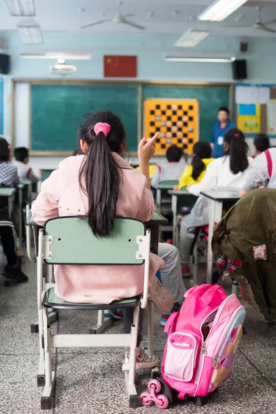 Iskola lány egy kínai osztályteremben — Stock Fotó