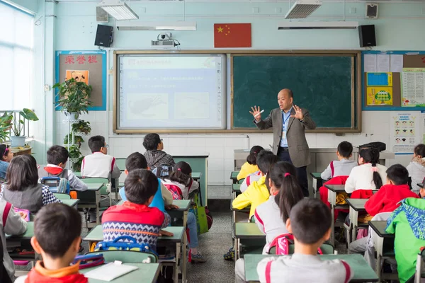 Tanár, amely egy leckét egy kínai osztályteremben gyerekek — Stock Fotó