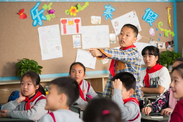 Iskolás mutatva az ujját egy kínai iskola — Stock Fotó