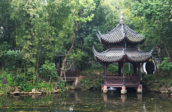 Pabellón chino junto a un estanque en un parque —  Fotos de Stock