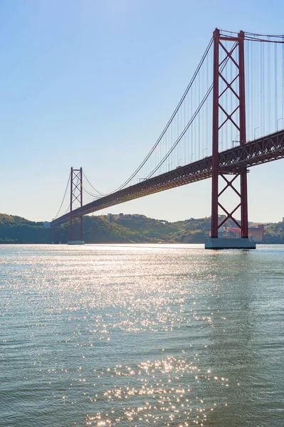Most 25 kwietnia przeciw błękitne niebo - Lizbona — Zdjęcie stockowe