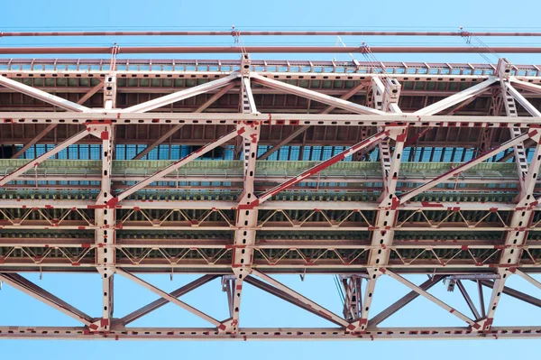 Lisbonne Détail de sous le pont du 25 avril contre le ciel bleu — Photo