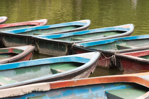 Old multicolored boats on a lake - china — Stock Photo, Image