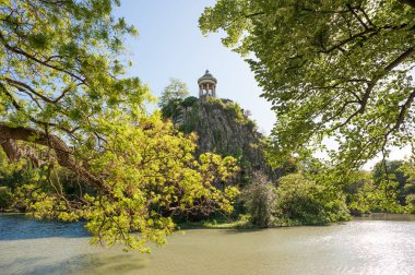 Temple de la Sibylle bir gölün ortasında bir kayanın üstündeki