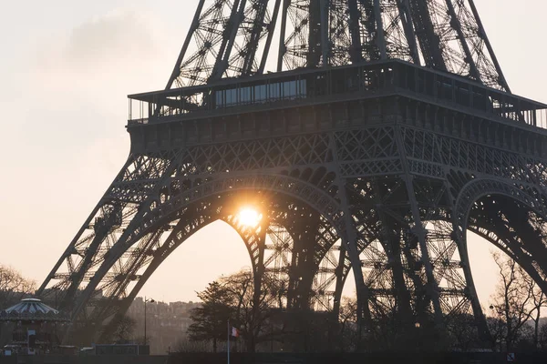 Eiffel tower zbliżenie przeciwko słońca o świcie - Paryż — Zdjęcie stockowe