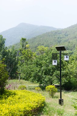 Elektrik direği bir dağ manzarası Chi bir güneş paneli tarafından desteklenmektedir