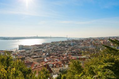 Bridge içinde belgili tanımlık geçmiş ile Lizbon çatılar havadan görünümü