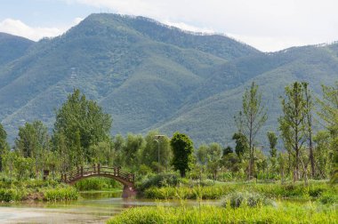 Xichang wodden Bridge'de ile dağ manzarası