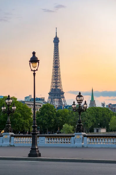 Pariser Eiffelturm und Laternenpfahl mit orangefarbenem Himmel — Stockfoto