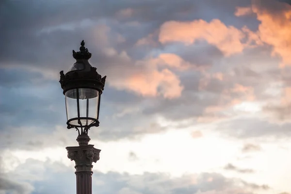 Farola parisina contra nubes al atardecer —  Fotos de Stock