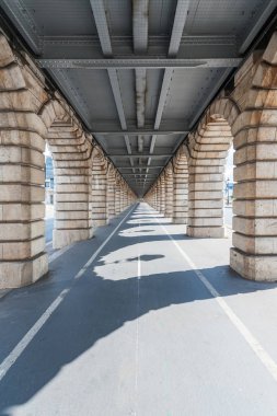 ufuk noktası görünümü Paris Bercy Köprüsü altından