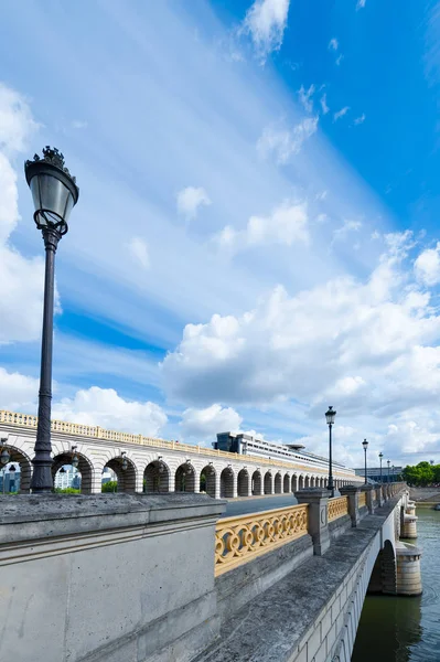 Bercy міст проти синього неба в Парижі — стокове фото