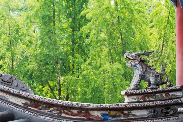 Little dragon szobor feldíszítés-on egy kínai buddhista templom roo — Stock Fotó