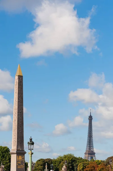 Obelisk und Eiffelturm an einem sonnigen Tag in Paris — Stockfoto