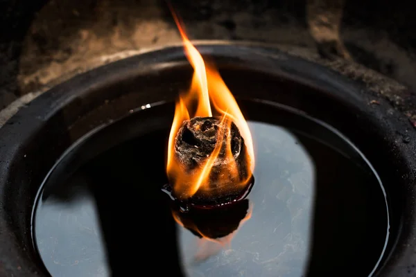 Vela de aceite en un templo budista — Foto de Stock