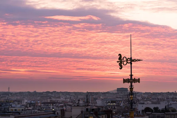 Antena decorativa contra nubes de color púrpura en París — Foto de Stock