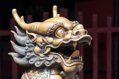 Bronz ejder kafası heykeli Budist tapınağının girişinde.