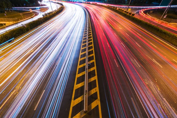 Autos leuchten nachts auf kurvenreicher Autobahn — Stockfoto