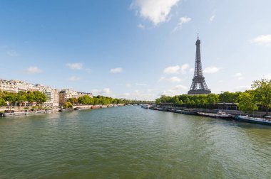 Bir s üzerinde ön planda Seine Nehri ile Paris ve Eyfel Kulesi