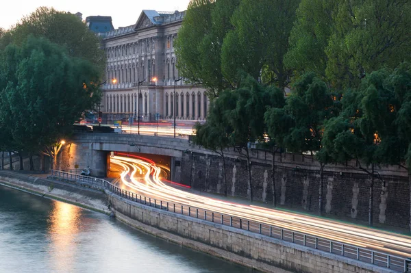 Автомобіль світло пропонуються Туристичні стежки тунель виходу на річку Сену кордонів у — стокове фото