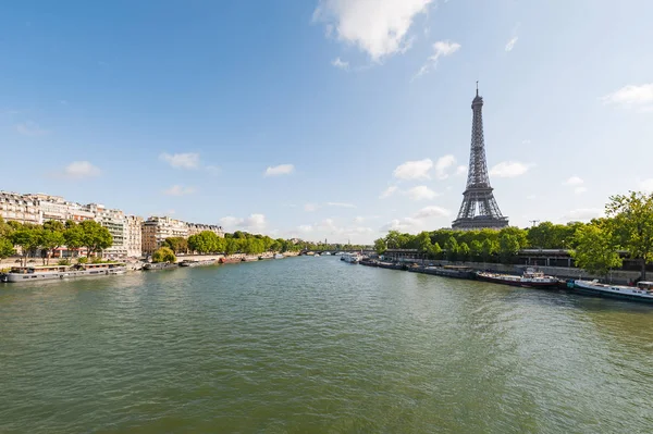 Paris and Eiffel tower with river Seine in the foreground on a s — Stock Photo, Image