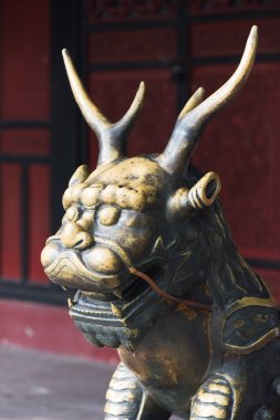 Dragon oğlu - yarım geyik bronz heykeli Wenshu Manastırı