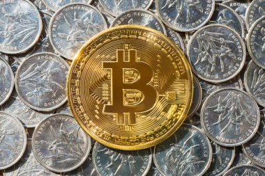 Gümüş sikke yukarıda altın bitcoin