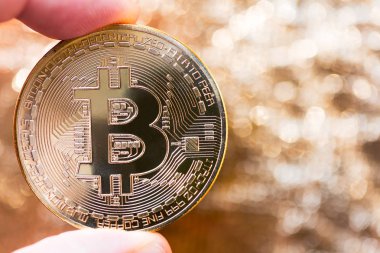 Bir bitcoin tutan el