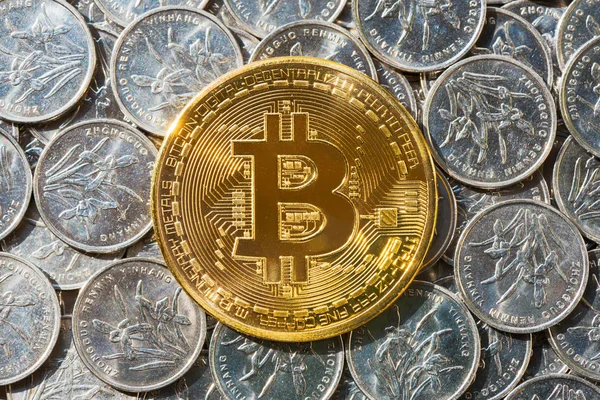 Gümüş sikke yukarıda altın bitcoin
