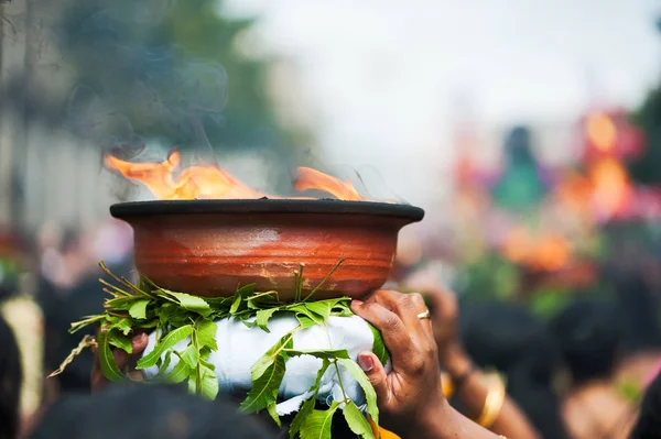 Woman holding a plate with fire on her head for the Ganesh india — Stock Photo, Image