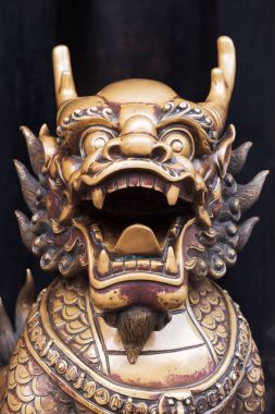 Çinli bir Budist tapınağında Dragon bronz heykel