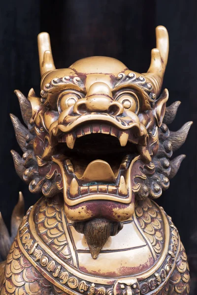 Estatua de bronce dragón en un templo budista chino —  Fotos de Stock