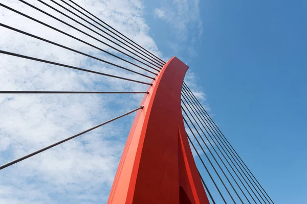 Pont de câble rouge contre le ciel bleu — Photo