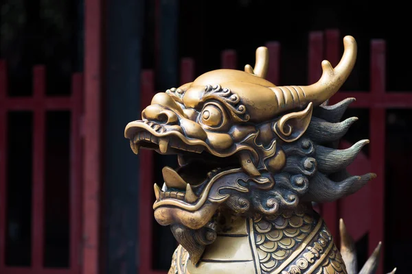 Bir Budist manastırda bronz dradon heykeli
