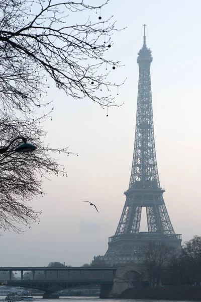 Eiffelova věž brzy ráno v oparu - Paříž — Stock fotografie