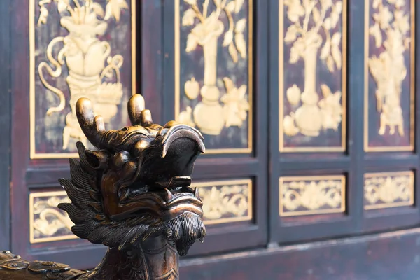 Estatua de dragón de bronce en un monasterio budista —  Fotos de Stock