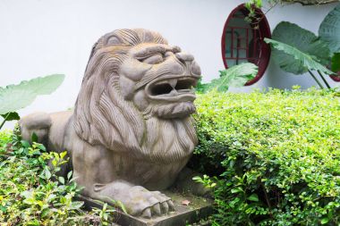 Aslan taş heykel bir parkta