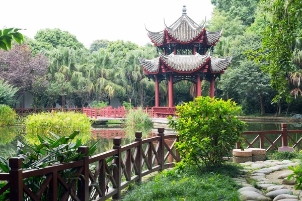 Pagoda junto a un estanque en un parque —  Fotos de Stock